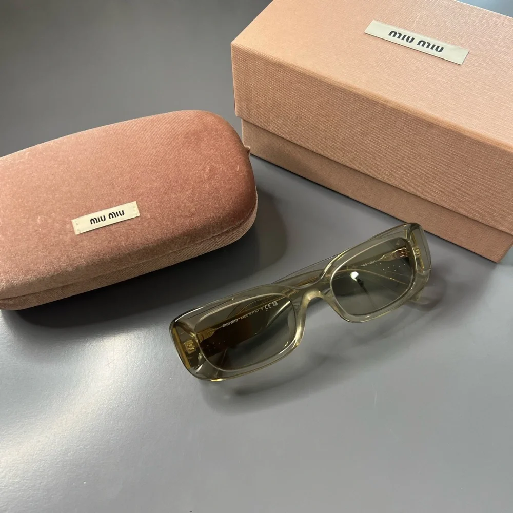 Miu Miu08YS, a solid-colored light brown rectangle - Picture 3 of 7